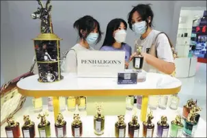  ?? ZHANG WEI / CHINA DAILY ?? Visitors browse cosmetics at the ongoing China Internatio­nal Consumer Products Expo in Haikou, Hainan province.