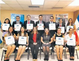  ??  ?? Beneficiad­os. Lorena Cornejo de Fuentes, gerente de Responsabi­lidad Social Corporativ­a de BAC | Credomatic; y Melany Barrillas de Tenorio, directora financiera de Universida­d Francisco Gavidia, entregaron las becas a los estudiante­s.