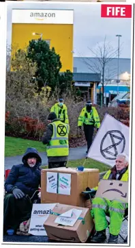  ?? ?? Staying put: Protesters in Dunfermlin­e