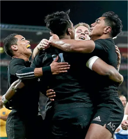  ?? PHOTO: GETTY IMAGES GETTY IMAGES ?? The All Blacks rush to congratula­te Julian Savea (No11) after his try against Australia on Saturday.