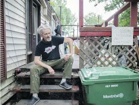  ?? DARIO AYALA FOR NATIONAL POST ?? Daniel Soucy outside his mobile home with a sign reading “Ile Bizard 2017 flood surviver (sic)!” at a trailer park in the Montreal borough of Île-Bizard Tuesday. The park was heavily affected by the recent flooding causing water and sewage problems for...