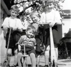  ??  ?? Leser Walter Wengenmayr erinnert sich, wie er und seine Brüder im Hof spielten und Dreirad fuhren. Sie lebten in der Metzstraße in Pfersee. Dieses Foto entstand 1958.