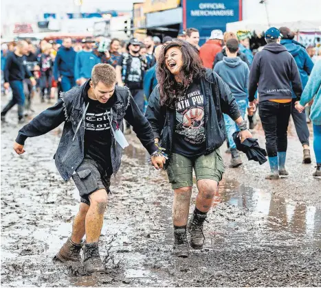  ?? APA/FLORIAN WIESER ?? Rockschlac­ht in Nickelsdor­f: Das Nova Rock zeigte sich in einem seiner beiden Zustände – sandig oder schlammig