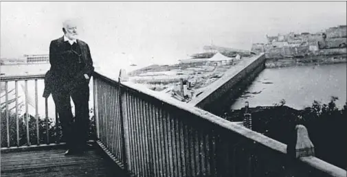  ?? AFP ?? Victor Hugo en la terraza de Hauteville-House, en la localidad británica de Guernesey, en 1868