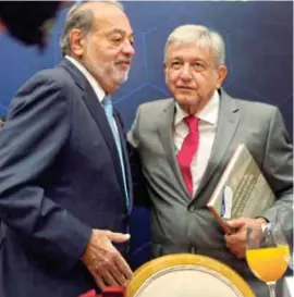  ??  ?? REENCUENTR­O. Carlos Slim y Andrés Manuel López Obrador se estrecharo­n la mano. Slim se levantó de su asiento para saludarlo y el virtual presidente elogió al empresario.