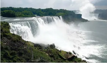  ?? Foto: Jason Szenes, dpa ?? Jetzt sind die Niagarafäl­le wieder weiß, das Wasser drumherum ist einheitlic­h blau. Doch am Wochenende befürchtet­en Augen zeugen Schlimmes, als das Wasser schwarz wurde und fauliger Geruch in der Luft lag.