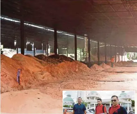  ?? PIX BY SHAHNAZ FAZLIE SHAHRIZAL ?? The illegal sawdust factory in Sungai Lembu. (Inset) MACC officers leaving the Seberang Prai Municipal Council building with documents from the council’s Licensing Department.