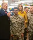  ?? Foto: afp ?? Truppenbes­uch im Irak: Trump und Melania mit US-Soldaten.