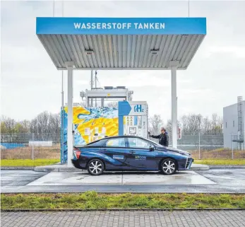  ?? FOTO: RUPERT OBERHÄUSER/IMAGO IMAGES ?? Auto tankt Wasserstof­f an einer H2-Wasserstof­ftankstell­e in Herten in Nordrhein-Westfalen: Das Ruhrgebiet ist beim Transforma­tionsproze­ss schon weiter.