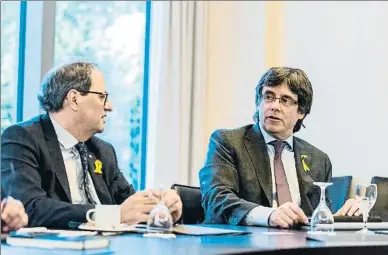  ?? MARKUS HEINE / EFE ?? Torra y Puigdemont en la reunión que mantuviero­n en Schönefeld, cerca de Berlín, la semana pasada