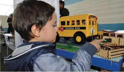  ??  ?? SEGURIDAD. Crear un prototipo para ubicar en las busetas escolares para registro de niños es una de las ideas, para llevar un control más exhaustivo de la ubicación de los infantes.