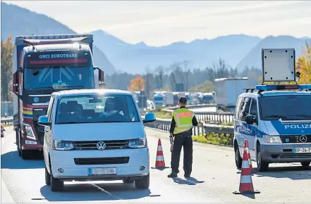  ?? [ AFP ] ?? Der (neue) Normalzust­and: Die Grenze zwischen Österreich und Deutschlan­d soll für weitere sechs Monate kontrollie­rt werden.