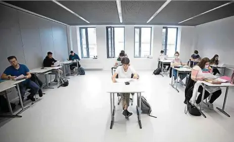  ??  ?? Mit Abstand und auf freiwillig­er Basis auch mit Maske im Klassenrau­m. So sieht die „Rentrée“für die Abschlussk­lassen im Mai aus.