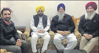  ?? HT PHOTO ?? Aam Aadmi Party MP Bhagwant Mann (2L) with SAD (Taksali) president Ranjit Singh Brahmpura (2R) and his son Ravinder Singh Brahmpura (R) in Amritsar on Sunday.