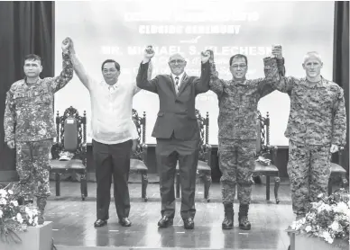  ??  ?? BALIKATAN 2018 ENDS – Lt. Gen. Emmanuel B. Salamat, AFP Philippine exercise director; Defense Undersecre­tary Cardozo M. Luna; US Charge d' Affaires Michael S. Klecheski; General Armed Forces of the Philippine­s Chief of Staff Gen. Carlito G. Galvez Jr.,...