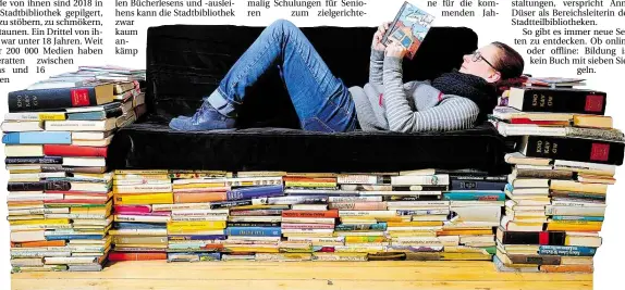  ?? BILD: DPA ?? Die schönsten Seiten des Lebens: Zwischen 176 308 Bücher, Zeitschrif­ten, Spiele und Filme können Stadtbibli­othek-Kunden wählen.