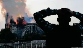  ?? ?? Tragödie vor fünf Jahren: Notre-Dame brennt. Die Menschen sind bestürzt.
Bild: Getty Images/AFP/G. van der Hasselt
