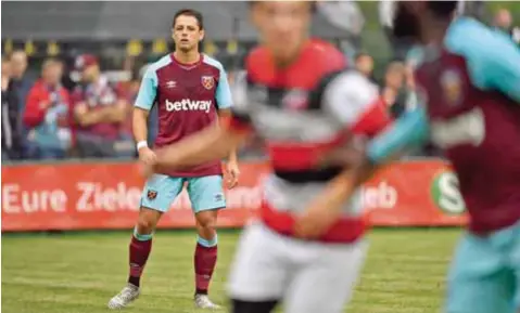  ?? |@WESTHAMUTD ?? El delantero mexicano ingresó de cambio al minuto 70 en duelo amistoso entre el West Hamm y el Altona 93.