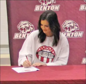  ?? TONY LENAHAN/THE Saline Courier ?? Benton volleyball player Laci Bohannan signs her letter of intetn to play for the Arkansas State Red Wolves Wednesday at Benton Arena.