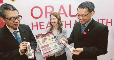  ?? [ FOTO OWEE AH CHUN/BH ] ?? Amanda menunjukka­n produk terbaru Colgate kepada Kei Joe, sambil diperhatik­an mantan presiden MDA Dr Chow Kai Foo.