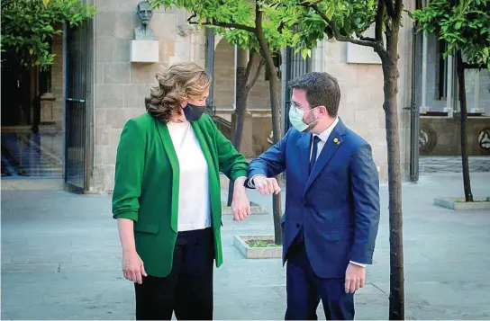  ?? EFE ?? Colau y Aragonès se saludan a la llegada de la alcaldesa a la Generalita­t