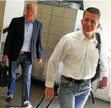  ?? FOTO: FABIAN KLAUS ?? Rechtsanwa­lt Cord Schröder (vorn) und sein Mandant Jonas H. sind auf dem Weg in den Gerichtssa­al im Mühlhäuser Puschkinha­us.