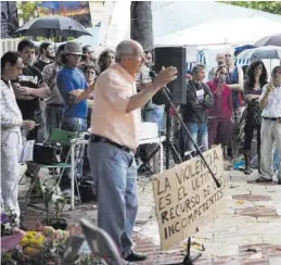  ??  ?? Asambleas Un hombre toma la palabra ante el micrófono.