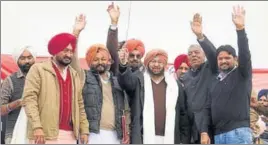  ?? SANJEEV KUMAR/HT ?? Punjab Congress chief Capt Amarinder Singh and other party leaders at a rally in Mehraj village in Bathinda on Sunday.