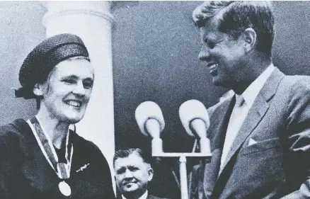  ?? NATIONAL INSTITUTES OF HEALTH ?? Frances Kelsey received the President's Award for Distinguis­hed Federal Civilian Service from then-u.s. president John F. Kennedy in 1962.