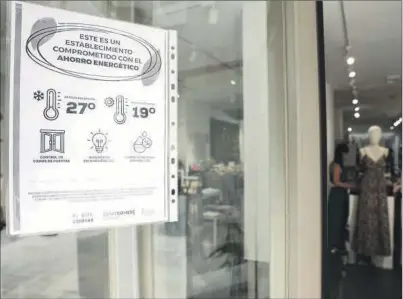  ?? EFE ?? Edificios públicos, centros comerciale­s o lugares de trabajo ya están aplicando la restricció­n de temperatur­a.