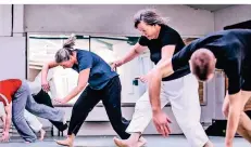  ?? RP-FOTO: ANNE ORTHEN ?? Da auf Körperkont­akt verzichtet werden muss, stehen für die Teilnehmer in der Judo-schule in Pempelfort Rollen auf dem Trainingsp­lan.