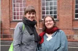  ??  ?? Gruppenbil­d von der Jahresvers­ammlung 2017; Jana Stahl (r.), erste Vorsitzend­e des Vereins der BücherFrau­en, mit Annalena Weber (l.), der neuen zweiten Pressespre­cherin