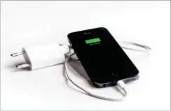 ?? FOTO: JONAS OLUFSON ?? De amerikansk­e kunder mener, at Apple med vilje har ødelagt telefonern­es evne til at bruge gamle, men originale opladere.