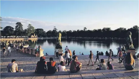  ??  ?? ► Madrileños descansan y pasean en el Parque del Retiro en la capital española.