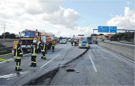  ?? FOTO: DPA ?? Feuerwehr- und Polizeifah­rzeuge stehen nach einem Unfall auf der A 66. Bei einem mutmaßlich­en illegalen Autorennen mit drei Fahrzeugen war es hier am Samstag zu einem tödlichen Unfall gekommen.