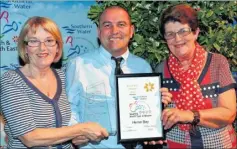  ??  ?? Coleen Ashwin-Keen, left, and Margaret Burns, from Herne Bay in Bloom, collect the town’s award from Chris Collins