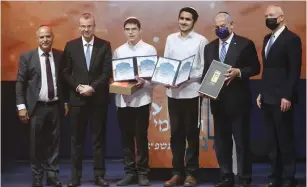  ?? (Marc Israel Sellem/The Jerusalem Post) ?? GILAD ABRAHOMOV (center right) and Dvir Barchad pose with their prizes after the Internatio­nal Bible Quiz for Youth yesterday.