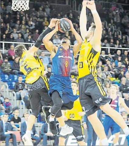  ?? FOTO: JOAN LANUZA ?? Phil Pressey recibe falta en el partido de la semana pasada contra el Iberostar tenerife. El Barça cayó en la prórroga (91-93)