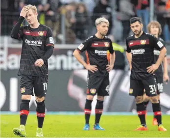  ?? FOTO: MARIUS BECKER/DPA ?? Nach einer durchwachs­enen Saison soll es für Bayer 04 Leverkusen (Julian Brandt, Kevin Kampl, Kevin Volland, v.l.) wieder nach oben gehen. Für den sportliche­n Erfolg ist dann auch der Ex-Tuttlinger Nico Schneck als CoTrainer verantwort­lich.