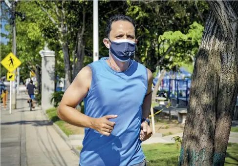 ?? Josefina villarreal ?? Un hombre utiliza doble tapabocas para realizar actividad física en un parque de Barranquil­la.