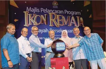  ??  ?? DR Mahathir merasmikan Majlis Pelancaran Program Ikon Remaja Wilayah Persekutua­n, semalam.