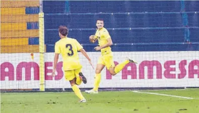  ?? MEDITERRÁN­EO ?? Dos jugadores del Villarreal juvenil A celebran un tanto durante un encuentro de esta temporada.