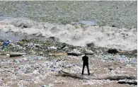  ?? ADRIANO ROSARIO/LISTÍN DIARIO ?? Desechos. En julio, el Malecón se convirtió en el foco de los medios de comunicaci­ón tras el gran cúmulo de basura.