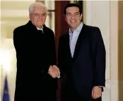  ??  ?? Ad Atene. Il Capo dello Stato Sergio Mattarella stringe la mano al primo ministro greco Alexis Tsipras