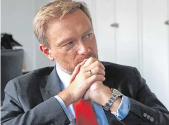  ?? FOTOS: CLAUDIA KLING ?? „Meine Position entspricht der Linie der deutschen Entspannun­gspolitik seit 1969: Härte mit Dialogange­boten zu kombiniere­n“, sagt FDP-Chef Christian Lindner zu seinem Vorschlag, den Krim-Konflikt einzufrier­en.