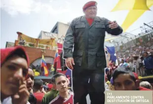  ?? AP ?? Protesta. Una imagen del fallecido líder Hugo Chávez, es mostrada por chavistas durante una manifestac­ión de apoyo a la Asamblea Constituci­onal, ayer en Caracas.