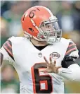  ?? ?? BAKER MAYFIELD de Cleveland habla con el mariscal Aaron Rodgers de Green Bay