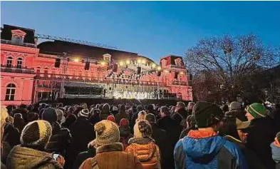  ?? ?? Trotz eisiger Temperatur­en strömten Tausende in den Ischler Kurpark, um den Beginn eines umstritten­en, aber vielverspr­echenden Kulturhaup­tstadtjahr­s in Bad Ischl zu feiern.