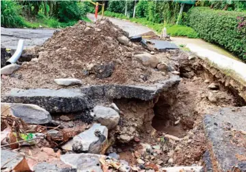  ??  ?? En la entrada. Esta cárcava se ha formado en la entrada al pueblo de Comasagua. Señalamien­tos entre la alcaldía y Obras Públicas no permiten que se intervenga. En tanto, el hoyo sigue ganando terreno de la vía.