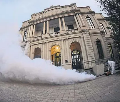  ?? JAVIER FERREYRA ?? FUMIGACION­ES. Para intentar controlar el dengue, por ejemplo, se multiplica­ron estas acciones en los últimos meses en Córdoba,